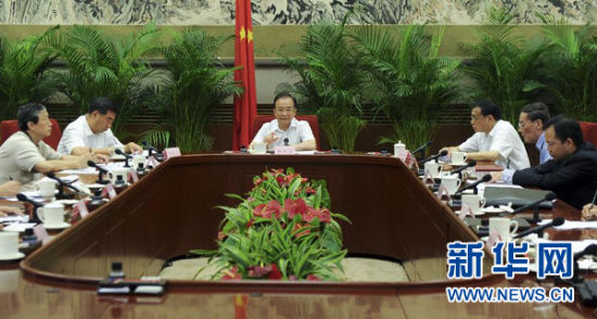 國務院總理溫家寶在北京先后主持召開兩次經(jīng)濟形勢座談會